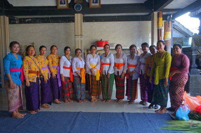 Ny.Sagung Antari Jaya Negara Buka Pelatihan Banten di Banjar Mertasari, Desa Penatih Dangin Puri