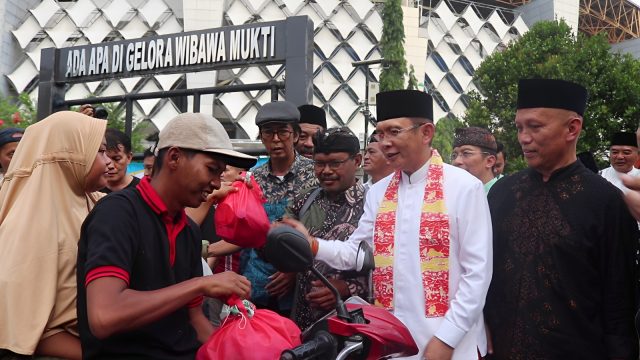 Penjabat Bupati Bekasi Dani Ramdan Mengikuti Kegiatan Berbagi 2.000 Takjil Ramadan