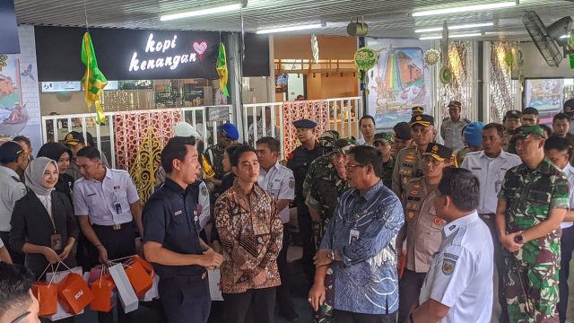 Pj Gubernur Jawa Tengah Nana Sudjana meninjau kesiapan layanan mudik 2024, di Stasiun Balapan