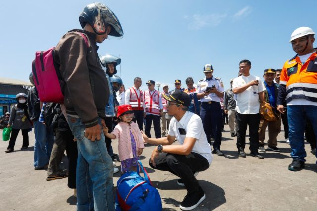 Sekretaris Daerah (Sekda) Provinsi Jawa Tengah, Sumarno menyambut pemudik yang tiba di Pelabuhan Tanjung Emas Semarang