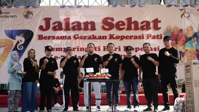 Ir. HM Nur Sukarno saat ikut acara jalan sehat