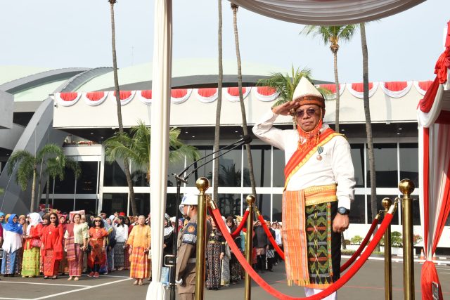 Kepala BK DPR RI dalam upacara memperingati HUT ke-79 Kemerdekaan RI yang dihadiri para pejabat dan staf Sekjend DPR RI, MPR RI, dan DPD RI di Senayan