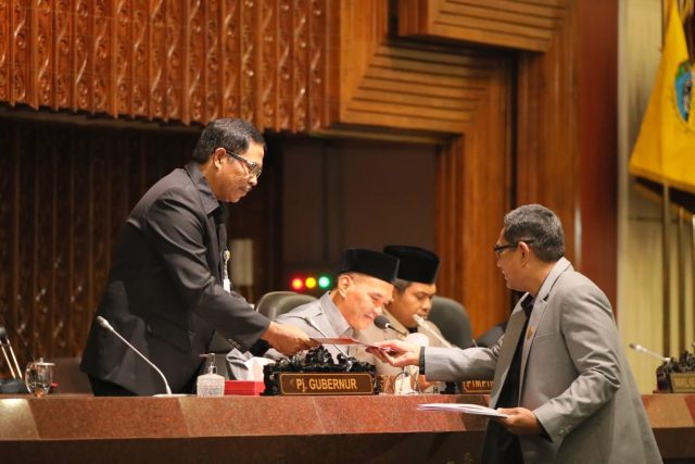 Pj Gubernur Jateng, Nana Sudjana, dalam rapat paripurna dengan agenda penyampaian Nota Keuangan Rancangan APBD tahun anggaran 2025