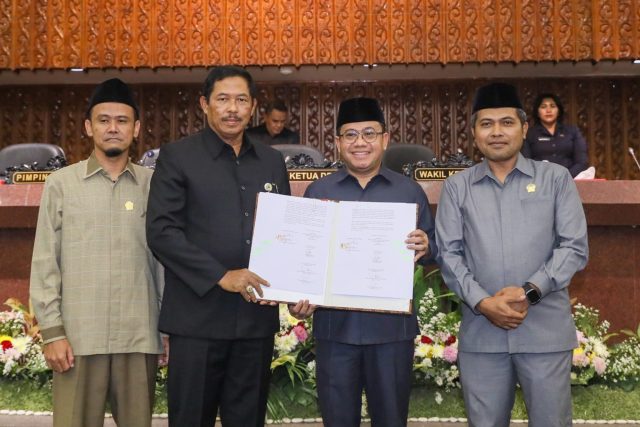 Rapat Paripurna Tanggapan Atas Pemandangan Umum Fraksi DPRD terhadap Penyampaian Nota Keuangan Rancangan APBD Tahun Anggaran 2025, di Gedung Berlian