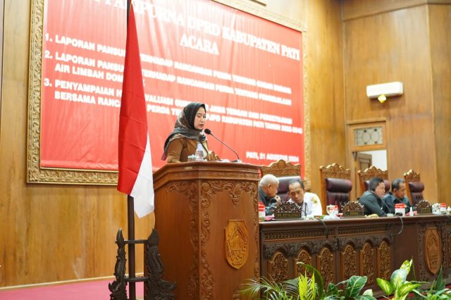 Sri Lestari Wahyu Anggraeni saat menyampaikan laporan Pansus II dalam rapat paripurna