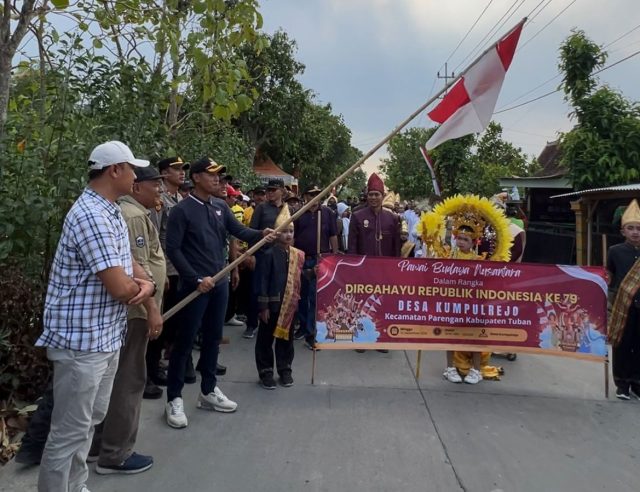Bupati Tuban saat berangkatkan pawai budaya nusantara. (dadang)