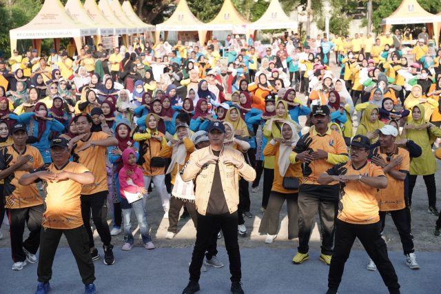 Bupati Tuban saat senam bersama kelompok guru. (yavid)