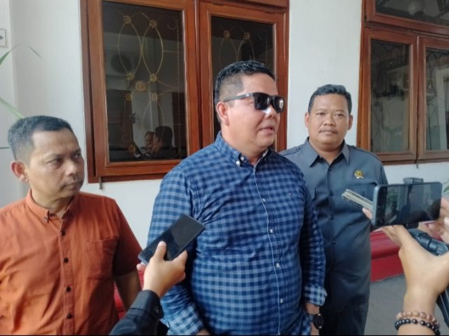 Ali Badrudin saat diwawancarai sejumlah wartawan