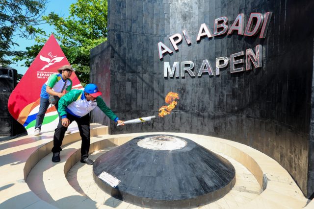 Penjabat (Pj) Gubernur Jateng Nana Sudjana mengambil Api Abadi Mrapen, Desa Manggarmas, Kecamatan Godong, Kabupaten Grobogan,