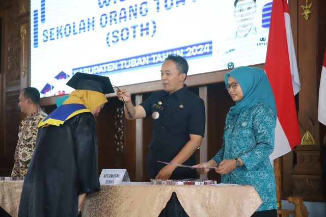 Salah satu peserta wisuda saat dilakukan pemindahan tali toga dari kiri ke kanan oleh camat. (sigit)