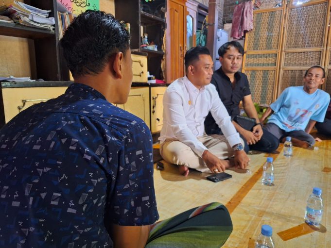 Kunjungi Pati, Utusan Gus Miftah Berikan Bantuan untuk Pemuda Yatim yang Viral Kunjungi Pati, Utusan Gus Miftah Berikan Bantuan untuk Pemuda Yatim yang Viral