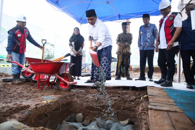 Program Speling Tuai Apresiasi, Pemprov Jateng Terima Bantuan Alat Pemeriksaan TBC Portabel Taj Yasin, saat Peletakan Batu Pertama Gedung Darussalam Rumah Sakit Islam Banjarnegara