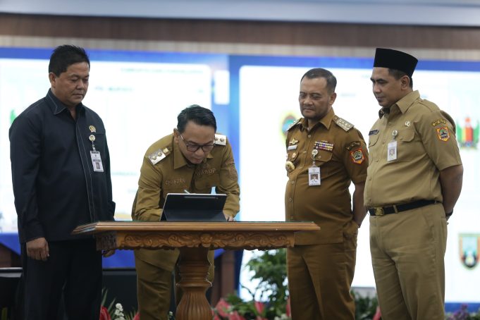 Dialog Antikorupsi, Chandra dan Pimpinan Daerah Se-Jateng Tandatangani Pakta Integritas