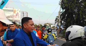 Buka Posko Mudik KNPI, Plt Bupati Asep Surya Atmaja Berbagi Takjil di Perbatasan Karawang-Bekasi Buka Posko Mudik KNPI, Plt Bupati Asep Surya Atmaja Berbagi Takjil di Perbatasan Karawang-Bekasi