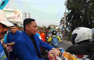 Buka Posko Mudik KNPI, Plt Bupati Asep Surya Atmaja Berbagi Takjil di Perbatasan Karawang-Bekasi Buka Posko Mudik KNPI, Plt Bupati Asep Surya Atmaja Berbagi Takjil di Perbatasan Karawang-Bekasi