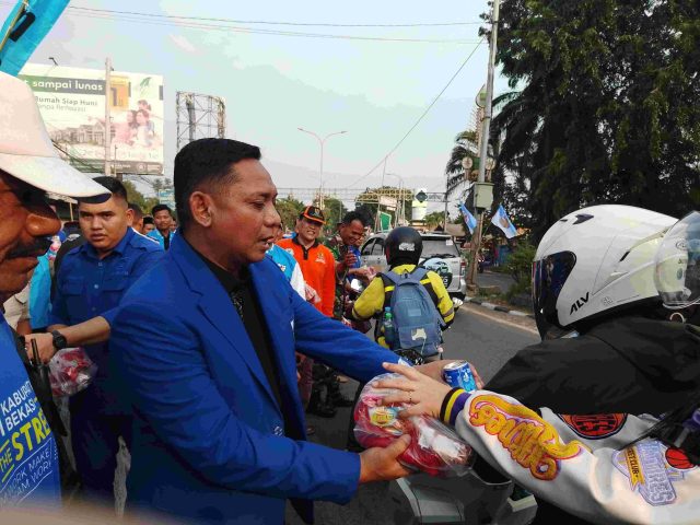 Buka Posko Mudik KNPI, Plt Bupati Asep Surya Atmaja Berbagi Takjil di Perbatasan Karawang-Bekasi
