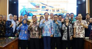 Pemprov Dampingi Pati Perkuat Tata Kelola Foto bersama usai melakukan kegiatan asistensi, monitoring, dan evaluasi terhadap penyelenggaraan pemerintahan di Kabupaten Pati yang berlangsung di Ruang Kembangjoyo Setda Pati.