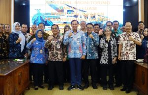 Pemprov Dampingi Pati Perkuat Tata Kelola Foto bersama usai melakukan kegiatan asistensi, monitoring, dan evaluasi terhadap penyelenggaraan pemerintahan di Kabupaten Pati yang berlangsung di Ruang Kembangjoyo Setda Pati.