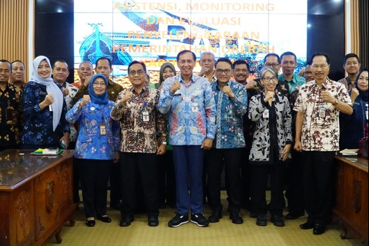 Foto bersama usai melakukan kegiatan asistensi, monitoring, dan evaluasi terhadap penyelenggaraan pemerintahan di Kabupaten Pati yang berlangsung di Ruang Kembangjoyo Setda Pati. Foto bersama usai melakukan kegiatan asistensi, monitoring, dan evaluasi terhadap penyelenggaraan pemerintahan di Kabupaten Pati yang berlangsung di Ruang Kembangjoyo Setda Pati.