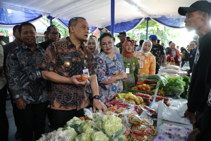 Gerakan Pasar Murah Serentak Pemprov, Warga Semarang Serbu Bahan Pokok Gubernur Jawa Tengah, Ahmad Luthfi, dalam kegiatan operasi pasar
