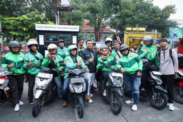 Taj Yasin Maimoen, akan meluncurkan aplikasi perlindungan bagi para pengemudi ojek online (ojol) perempuan. Taj Yasin Maimoen, akan meluncurkan aplikasi perlindungan bagi para pengemudi ojek online (ojol) perempuan.