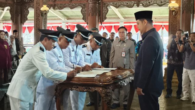 Empat petinggi (kepala desa) hasil Pergantian Antarwaktu (PAW) di Jepara resmi dilantik di Pendapa Kartini