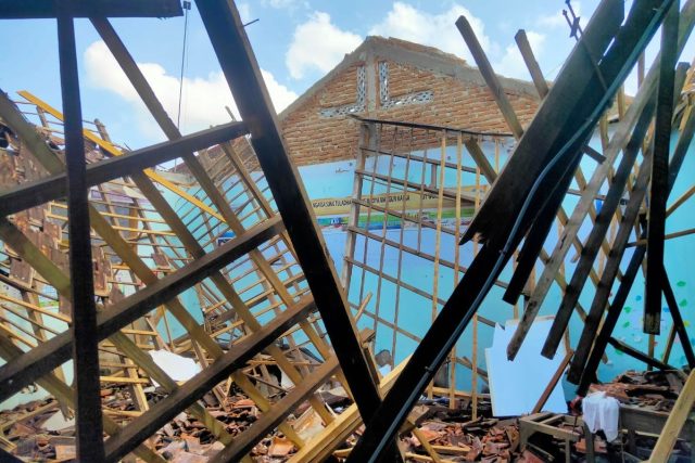 Kondisi SD Negeri Mencon Kecamatan Pucakwangi setelah roboh