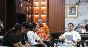 Plt Bupati Bekasi Respons Tuntutan Mahasiswa soal Ketimpangan Pembangunan Plt. Bupati Bekasi Asep Surya Atmaja, menerima perwakilan dari Forum Remaja Mahasiswa Utara (Formara). Bertempat di Ruang kerja Plt. Bupati Bekasi Cikarang Pusat, foto : Jaja Jaelani