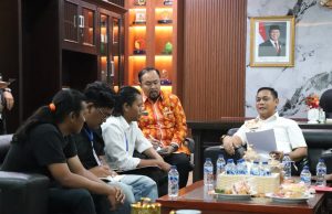 Plt Bupati Bekasi Respons Tuntutan Mahasiswa soal Ketimpangan Pembangunan Plt. Bupati Bekasi Asep Surya Atmaja, menerima perwakilan dari Forum Remaja Mahasiswa Utara (Formara). Bertempat di Ruang kerja Plt. Bupati Bekasi Cikarang Pusat, foto : Jaja Jaelani