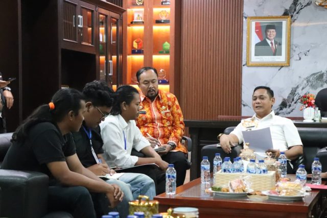 Plt. Bupati Bekasi Asep Surya Atmaja, menerima perwakilan dari Forum Remaja Mahasiswa Utara (Formara). Bertempat di Ruang kerja Plt. Bupati Bekasi Cikarang Pusat, foto : Jaja Jaelani