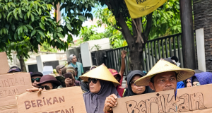 “Lebih Susah dari Cari Uang!” Petani Pati Teriak Soal Pupuk, Datangi Dispertan Ratusan petani menggelar aksi unjuk rasa didepan Kantor Dinas Pertanian dan Peternakan