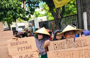 “Lebih Susah dari Cari Uang!” Petani Pati Teriak Soal Pupuk, Datangi Dispertan Ratusan petani menggelar aksi unjuk rasa didepan Kantor Dinas Pertanian dan Peternakan