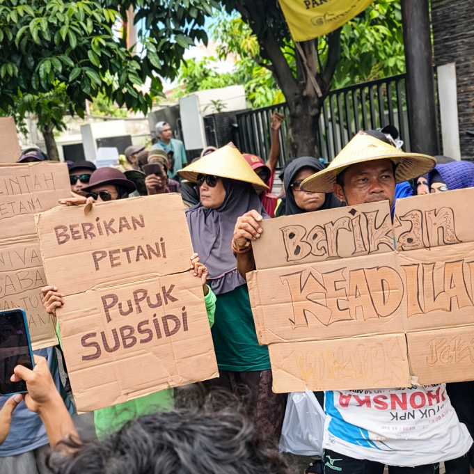 “Lebih Susah dari Cari Uang!” Petani Pati Teriak Soal Pupuk, Datangi Dispertan Ratusan petani menggelar aksi unjuk rasa didepan Kantor Dinas Pertanian dan Peternakan