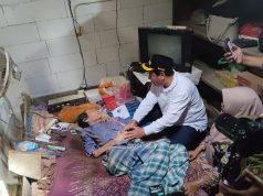 Kunjungi Mbah Kasnadi, Bupati Harno Langsung Carikan Solusi Senyum haru tak bisa disembunyikan dari wajah Mbah Kasnadi, lansia 66 tahun asal Desa Kedungadem, Kecamatan Sumber, saat Bupati Rembang Harno datang mengunjunginya