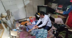 Kunjungi Mbah Kasnadi, Bupati Harno Langsung Carikan Solusi Senyum haru tak bisa disembunyikan dari wajah Mbah Kasnadi, lansia 66 tahun asal Desa Kedungadem, Kecamatan Sumber, saat Bupati Rembang Harno datang mengunjunginya