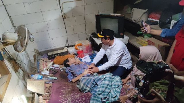 Senyum haru tak bisa disembunyikan dari wajah Mbah Kasnadi, lansia 66 tahun asal Desa Kedungadem, Kecamatan Sumber, saat Bupati Rembang Harno datang mengunjunginya