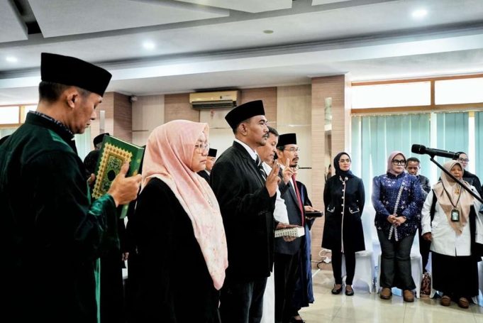 Wagub Erwan Lantik Anggota BPSK Jabar 2026-2031 Wagub Erwan Lantik Anggota BPSK Jabar 2026-2031