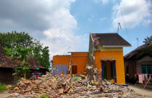 Mantan Istri Dilamar Pria Lain, Pria di Pati Nekat Robohkan Rumah Pakai Ekskavator