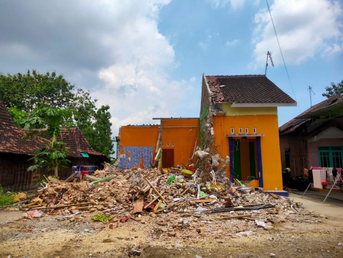 Mantan Istri Dilamar Pria Lain, Pria di Pati Nekat Robohkan Rumah Pakai Ekskavator