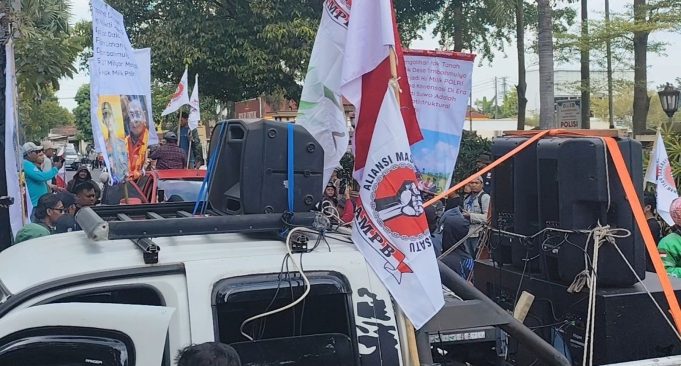 Massa AMPB Kepung Polresta Pati, Soroti Dugaan Pelanggaran dan Kinerja Aparat Aliansi Masyarakat Pati Bersatu (AMPB) menggelar aksi unjuk rasa di depan Polresta Pati