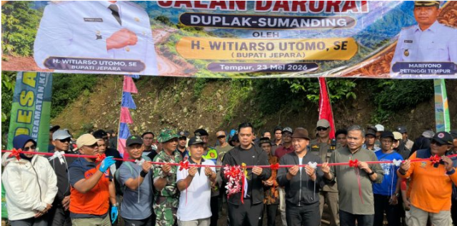 Bupati Jepara H. Witiarso Utomo bersama jajaran pejabat teras Pemerintah Kabupaten Jepara resmi membuka jalur alternatif Duplak–Sumanding Bupati Jepara H. Witiarso Utomo bersama jajaran pejabat teras Pemerintah Kabupaten Jepara resmi membuka jalur alternatif Duplak–Sumanding