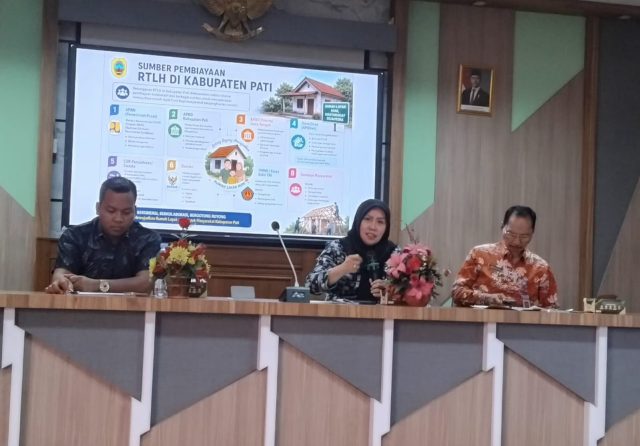Dua anggota Komisi C DPRD Pati saat menghadiri Rakor Forum PKP di rang rapat Rajawali Bapperida, siang tadi Dua anggota Komisi C DPRD Pati saat menghadiri Rakor Forum PKP di rang rapat Rajawali Bapperida