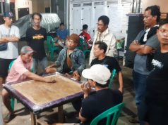 Hari Jadi Ke-120 Tahun Kota Pekalongan, BOLONEMASE Indonesia Gelar Turnamen Karambol PEKALONGAN – KanalSatu.Id, Suasana meriah terlihat dalam gelaran Lomba Karambol (Turnamen) yang digelar disalah satu pusat kegiatan masyarakat Kota Pekalongan pada akhir pekan ini. Lomba tersebut semakin istimewa dengan kehadiran Walikota Pekalongan, HA. Afzan Arslan Djunaid yang turut memberikan dukungan langsung kepada para peserta turnamen yang digelar di Gebang, Jl. Kimangun Sarkoro,Kelurahan Gamer Kota Pekalongan, pada Minggu (5/5/2026). Lomba tersebut diikuti oleh 256 peserta dari berbagai kalangan, mulai dari pelajar hingga masyarakat umum, berlangsung dengan penuh semangat dan sportivitas. Para peserta menunjukkan kemampuan terbaik mereka dalam memainkan karambol, permainan yang membutuhkan ketelitian, strategi, serta konsentrasi tinggi. Dalam sambutannya, Walikota Pekalongan menyampaikan apresiasi atas terselenggaranya kegiatan tersebut. Beliau menilai bahwa lomba karambol tidak hanya menjadi ajang hiburan, tetapi juga sebagai sarana mempererat tali silaturahmi antarwarga. “Kegiatan seperti ini sangat positif karena mampu menghadirkan kebersamaan dan semangat kompetisi yang sehat di tengah masyarakat”, ujar Walikota Pekalongan. Selain itu, Beliau juga berharap agar kegiatan serupa dapat terus digelar secara rutin, sehingga dapat menjadi wadah bagi masyarakat untuk menyalurkan bakat serta memperkuat rasa kebersamaan. Heri Irawan, selaku Panitia penyelenggara mengungkapkan bahwa, lomba ini merupakan bagian dari upaya menghidupkan kembali permainan tradisional yang mulai jarang dimainkan. Mereka juga mengaku senang dengan antusiasme masyarakat yang tinggi terhadap acara ini. “Turnamen atau lomba Karambol ini diadakan setiap tahun dalam upaya untuk menghidupkan kembali permainan tradisional, dan InshaAllah bulan Agustus akan kita selenggarakan lagi. Malam final ini juga dihadiri oleh Taufan, anggota DPRD Kota Pekalongan”, ungkap Irawan. Di akhir kegiatan, para pemenang lomba Karambol Juara 1 saudara Lukman dari Klego, mendapatkan trofi dan hadiah uang tunai sebesar 2.500.000,-, Juara 2 saudara Tom dari Pesindon, dapat trofi dan uang tunai 1.500.000,-, serta Juara 3 saudara Dalari dari Prnglangu, mendapat trofi dan uang tunai 1.000.000,- sebagai bentuk apresiasi atas prestasi yang diraih. Kegiatan ditutup dengan sesi foto bersama dan suasana penuh keakraban antara peserta, panitia, serta tamu undangan. Dengan terselenggaranya lomba ini, diharapkan permainan karambol dapat terus dikenal dan diminati oleh generasi muda di Kota Pekalongan. (Kf) Kota Pekalongan