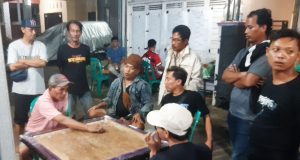 Hari Jadi Ke-120 Tahun Kota Pekalongan, BOLONEMASE Indonesia Gelar Turnamen Karambol PEKALONGAN – KanalSatu.Id, Suasana meriah terlihat dalam gelaran Lomba Karambol (Turnamen) yang digelar disalah satu pusat kegiatan masyarakat Kota Pekalongan pada akhir pekan ini. Lomba tersebut semakin istimewa dengan kehadiran Walikota Pekalongan, HA. Afzan Arslan Djunaid yang turut memberikan dukungan langsung kepada para peserta turnamen yang digelar di Gebang, Jl. Kimangun Sarkoro,Kelurahan Gamer Kota Pekalongan, pada Minggu (5/5/2026). Lomba tersebut diikuti oleh 256 peserta dari berbagai kalangan, mulai dari pelajar hingga masyarakat umum, berlangsung dengan penuh semangat dan sportivitas. Para peserta menunjukkan kemampuan terbaik mereka dalam memainkan karambol, permainan yang membutuhkan ketelitian, strategi, serta konsentrasi tinggi. Dalam sambutannya, Walikota Pekalongan menyampaikan apresiasi atas terselenggaranya kegiatan tersebut. Beliau menilai bahwa lomba karambol tidak hanya menjadi ajang hiburan, tetapi juga sebagai sarana mempererat tali silaturahmi antarwarga. “Kegiatan seperti ini sangat positif karena mampu menghadirkan kebersamaan dan semangat kompetisi yang sehat di tengah masyarakat”, ujar Walikota Pekalongan. Selain itu, Beliau juga berharap agar kegiatan serupa dapat terus digelar secara rutin, sehingga dapat menjadi wadah bagi masyarakat untuk menyalurkan bakat serta memperkuat rasa kebersamaan. Heri Irawan, selaku Panitia penyelenggara mengungkapkan bahwa, lomba ini merupakan bagian dari upaya menghidupkan kembali permainan tradisional yang mulai jarang dimainkan. Mereka juga mengaku senang dengan antusiasme masyarakat yang tinggi terhadap acara ini. “Turnamen atau lomba Karambol ini diadakan setiap tahun dalam upaya untuk menghidupkan kembali permainan tradisional, dan InshaAllah bulan Agustus akan kita selenggarakan lagi. Malam final ini juga dihadiri oleh Taufan, anggota DPRD Kota Pekalongan”, ungkap Irawan. Di akhir kegiatan, para pemenang lomba Karambol Juara 1 saudara Lukman dari Klego, mendapatkan trofi dan hadiah uang tunai sebesar 2.500.000,-, Juara 2 saudara Tom dari Pesindon, dapat trofi dan uang tunai 1.500.000,-, serta Juara 3 saudara Dalari dari Prnglangu, mendapat trofi dan uang tunai 1.000.000,- sebagai bentuk apresiasi atas prestasi yang diraih. Kegiatan ditutup dengan sesi foto bersama dan suasana penuh keakraban antara peserta, panitia, serta tamu undangan. Dengan terselenggaranya lomba ini, diharapkan permainan karambol dapat terus dikenal dan diminati oleh generasi muda di Kota Pekalongan. (Kf) Kota Pekalongan