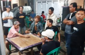 Hari Jadi Ke-120 Tahun Kota Pekalongan, BOLONEMASE Indonesia Gelar Turnamen Karambol PEKALONGAN – KanalSatu.Id, Suasana meriah terlihat dalam gelaran Lomba Karambol (Turnamen) yang digelar disalah satu pusat kegiatan masyarakat Kota Pekalongan pada akhir pekan ini. Lomba tersebut semakin istimewa dengan kehadiran Walikota Pekalongan, HA. Afzan Arslan Djunaid yang turut memberikan dukungan langsung kepada para peserta turnamen yang digelar di Gebang, Jl. Kimangun Sarkoro,Kelurahan Gamer Kota Pekalongan, pada Minggu (5/5/2026). Lomba tersebut diikuti oleh 256 peserta dari berbagai kalangan, mulai dari pelajar hingga masyarakat umum, berlangsung dengan penuh semangat dan sportivitas. Para peserta menunjukkan kemampuan terbaik mereka dalam memainkan karambol, permainan yang membutuhkan ketelitian, strategi, serta konsentrasi tinggi. Dalam sambutannya, Walikota Pekalongan menyampaikan apresiasi atas terselenggaranya kegiatan tersebut. Beliau menilai bahwa lomba karambol tidak hanya menjadi ajang hiburan, tetapi juga sebagai sarana mempererat tali silaturahmi antarwarga. “Kegiatan seperti ini sangat positif karena mampu menghadirkan kebersamaan dan semangat kompetisi yang sehat di tengah masyarakat”, ujar Walikota Pekalongan. Selain itu, Beliau juga berharap agar kegiatan serupa dapat terus digelar secara rutin, sehingga dapat menjadi wadah bagi masyarakat untuk menyalurkan bakat serta memperkuat rasa kebersamaan. Heri Irawan, selaku Panitia penyelenggara mengungkapkan bahwa, lomba ini merupakan bagian dari upaya menghidupkan kembali permainan tradisional yang mulai jarang dimainkan. Mereka juga mengaku senang dengan antusiasme masyarakat yang tinggi terhadap acara ini. “Turnamen atau lomba Karambol ini diadakan setiap tahun dalam upaya untuk menghidupkan kembali permainan tradisional, dan InshaAllah bulan Agustus akan kita selenggarakan lagi. Malam final ini juga dihadiri oleh Taufan, anggota DPRD Kota Pekalongan”, ungkap Irawan. Di akhir kegiatan, para pemenang lomba Karambol Juara 1 saudara Lukman dari Klego, mendapatkan trofi dan hadiah uang tunai sebesar 2.500.000,-, Juara 2 saudara Tom dari Pesindon, dapat trofi dan uang tunai 1.500.000,-, serta Juara 3 saudara Dalari dari Prnglangu, mendapat trofi dan uang tunai 1.000.000,- sebagai bentuk apresiasi atas prestasi yang diraih. Kegiatan ditutup dengan sesi foto bersama dan suasana penuh keakraban antara peserta, panitia, serta tamu undangan. Dengan terselenggaranya lomba ini, diharapkan permainan karambol dapat terus dikenal dan diminati oleh generasi muda di Kota Pekalongan. (Kf) Kota Pekalongan