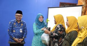 Jaga Ketahanan Pangan Sekaligus Kendalikan Inflasi, Nawal Yasin Terus Dorong Masyarakat Manfaatkan Lahan Pekarangan Ketua Tim Penggerak Pemberdayaan dan Kesejahteraan Keluarga (TP PKK) Provinsi Jawa Tengah, Nawal Arafah Yasin, terus mendorong masyarakat agar memanfaatkan lahan pekarangan rumah