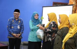 Jaga Ketahanan Pangan Sekaligus Kendalikan Inflasi, Nawal Yasin Terus Dorong Masyarakat Manfaatkan Lahan Pekarangan Ketua Tim Penggerak Pemberdayaan dan Kesejahteraan Keluarga (TP PKK) Provinsi Jawa Tengah, Nawal Arafah Yasin, terus mendorong masyarakat agar memanfaatkan lahan pekarangan rumah