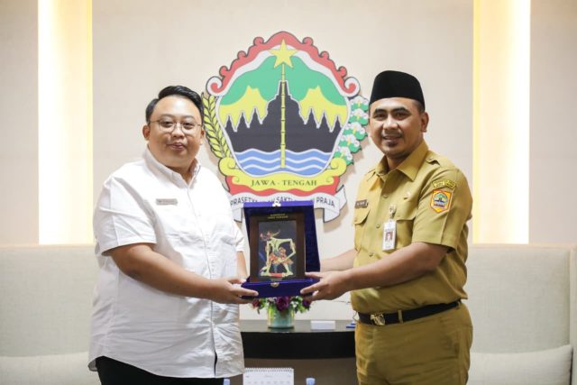 Pertemuan Wakil Gubernur Jawa Tengah Taj Yasin Maimoen dengan pihak Garuda Indonesia, di kantor Wagub Jateng Pertemuan Wakil Gubernur Jawa Tengah Taj Yasin Maimoen dengan pihak Garuda Indonesia, di kantor Wagub Jateng