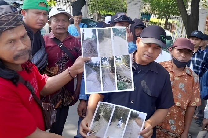 Keluhkan Akses Jalan yang Rusak Parah, Warga Sukolilo Audiensi dengan Plt Bupati Pati
