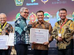 Jauh Lampaui Target, Pemprov Jateng Sabet Penghargaan Program E-Learning ASN Berintegritas dari KPK Penyerahan piagam penghargaan oleh Ketua KPK RI Setyo Budiyanto kepada Gubernur Jawa Tengah Ahmad Luthfi, dalam acara Launching Nasional Program E-Learning ASN Berintegritas